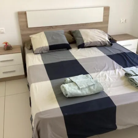Housesleeps6-pool-beach-garden-solarium-petok