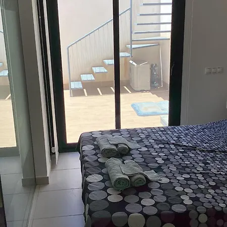 Housesleeps6-pool-beach-garden-solarium-petok *